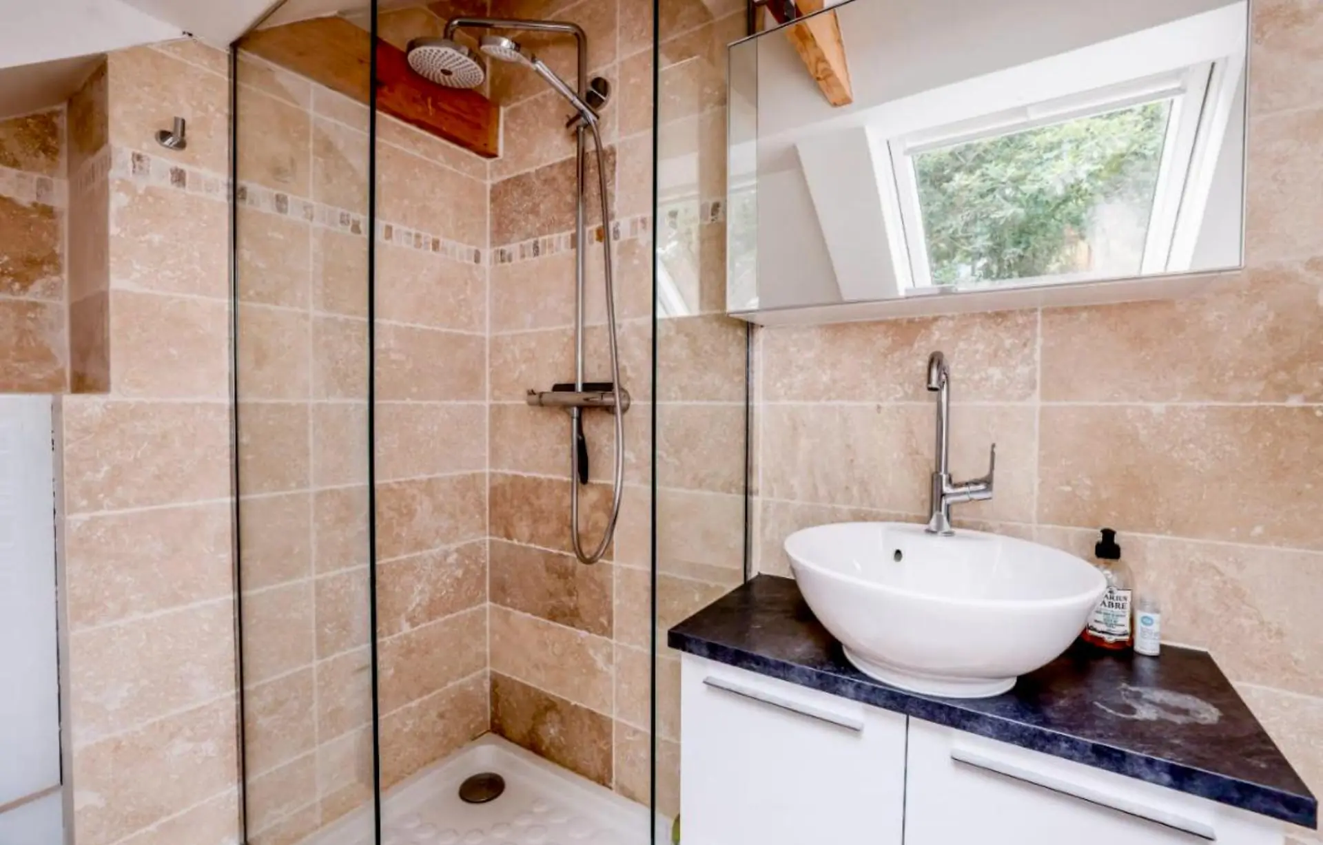 Salle de douche avec douche italienne et velux
